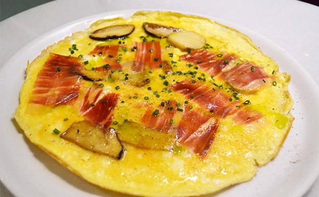 Tortilla 'vaga', con jamón, al estilo del chef Sacha Hormaechea.