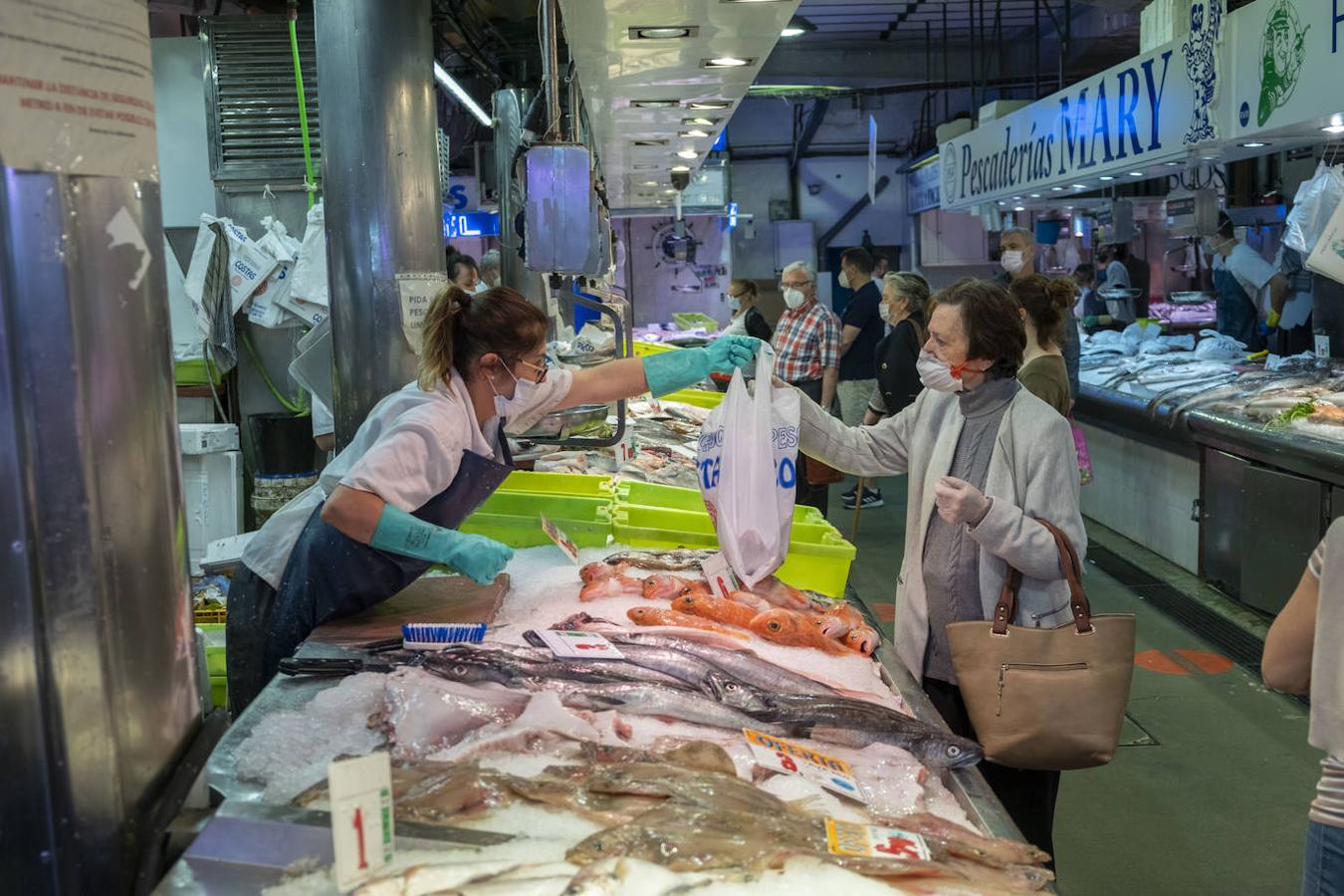 El Mercado de la Esperanza limita a 70 personas el aforo en la planta del pescado.