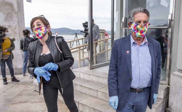 Presentación de las mascarillas de Okuda en el acto del Palacete del Embarcadero.