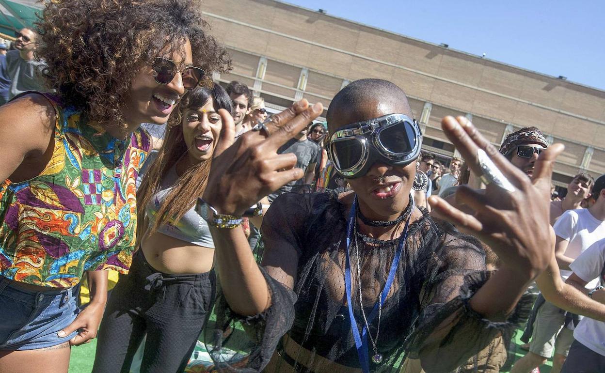 Varias personas bailan durante una edición del Sónar.