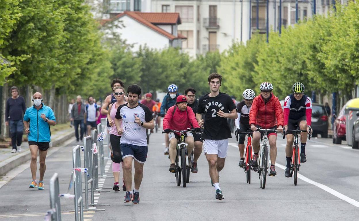 Imagen de gente practicando deporte ayer por Reina Victoria.