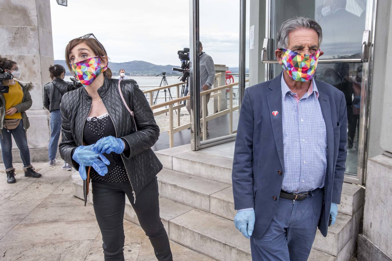 l artista Okuda San Miguel ha diseñado unas mascarillas con su característico juego de colores para obsequiar con ellas a quienes participen en una campaña de recogida de alimentos de la Autoridad Portuaria de Santander (APS).