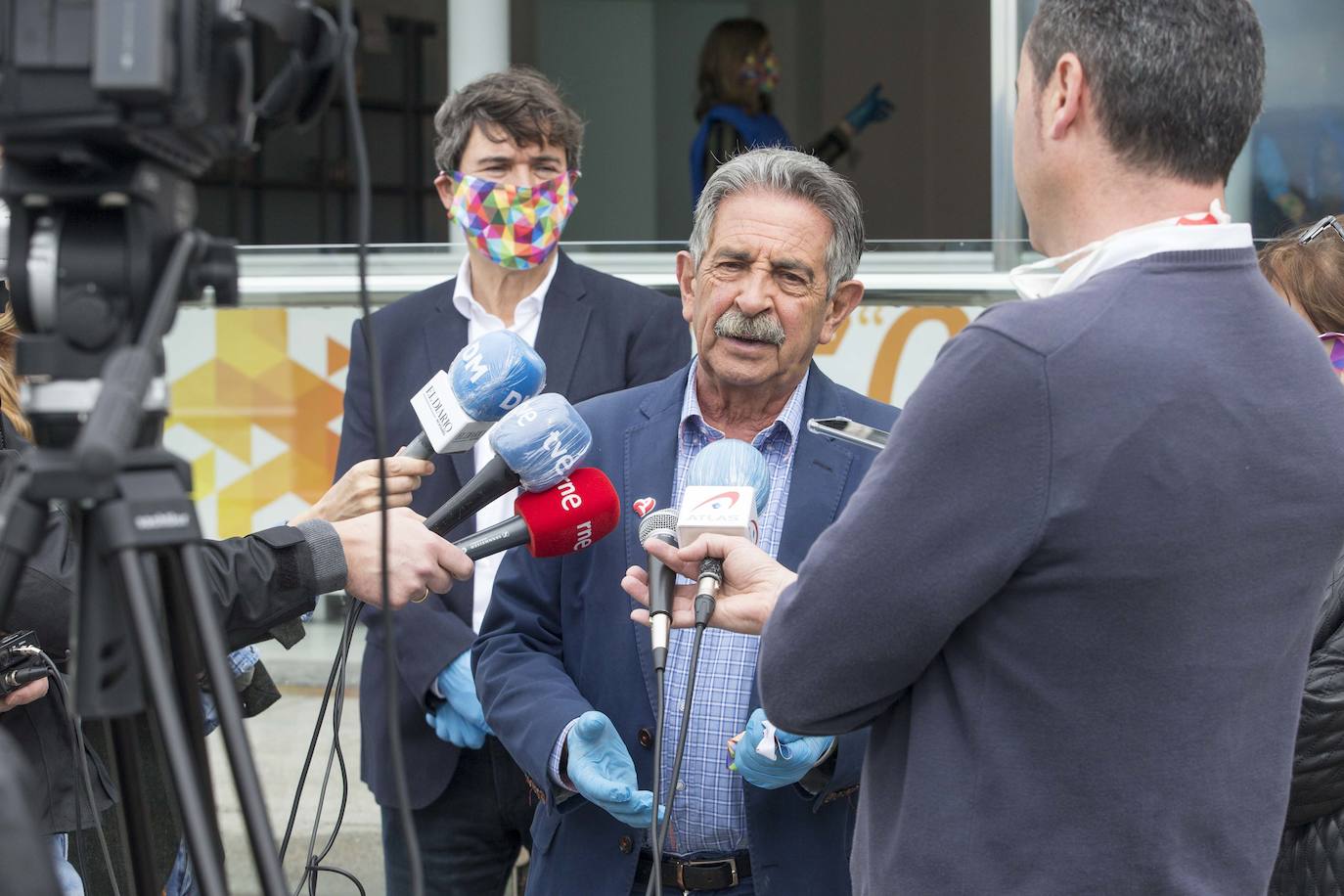 l artista Okuda San Miguel ha diseñado unas mascarillas con su característico juego de colores para obsequiar con ellas a quienes participen en una campaña de recogida de alimentos de la Autoridad Portuaria de Santander (APS).