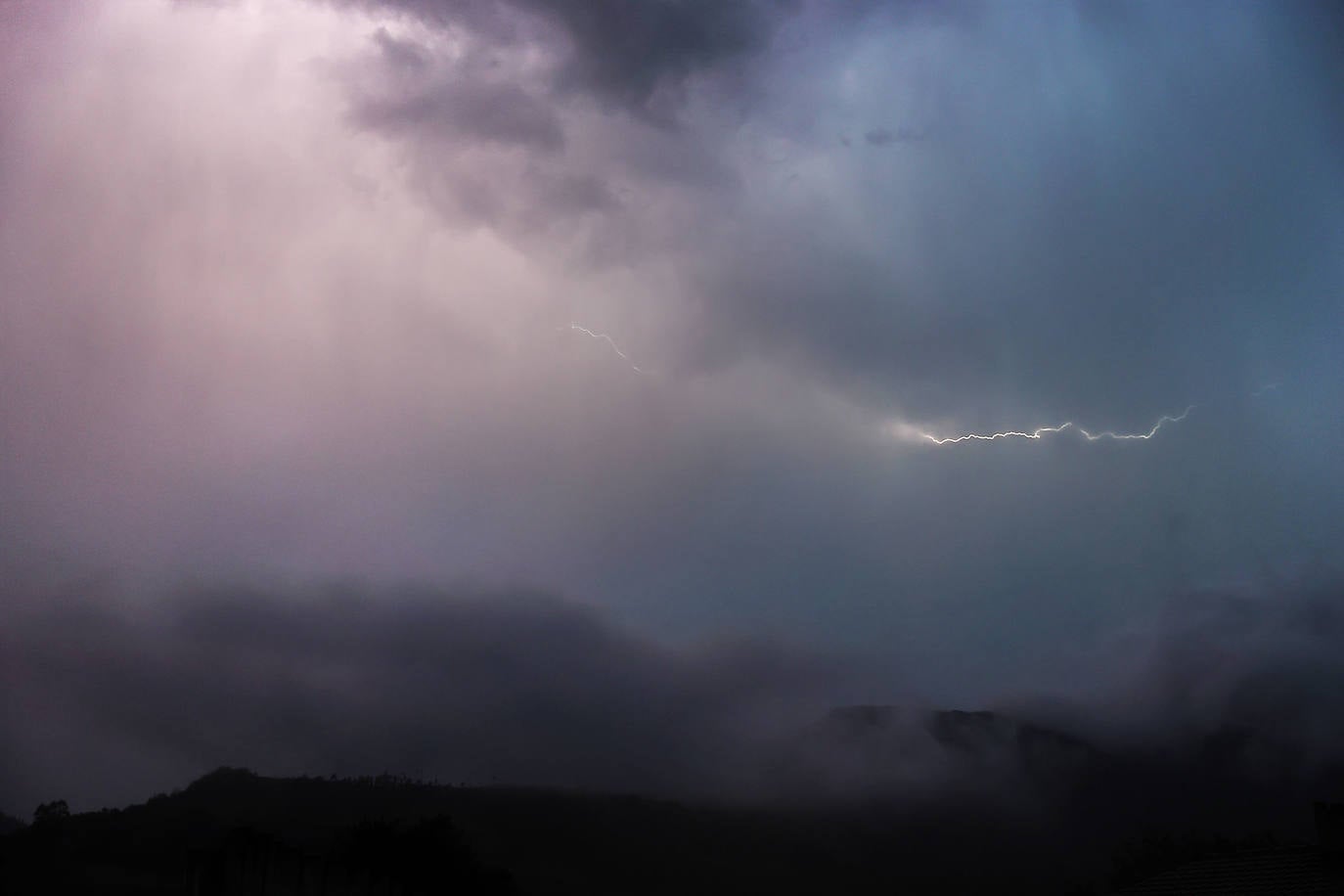 Fotos: La descomunal tormenta de rayos en Cantabria