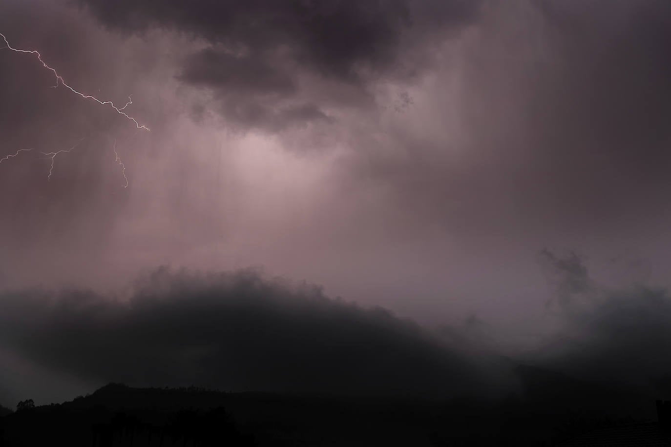 Fotos: La descomunal tormenta de rayos en Cantabria