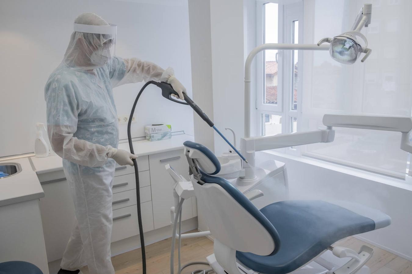 Los dentistas se preparan para reanudar desde el lunes la actividad plena provistos de protección y el sector garantiza que «no subirá los precios».