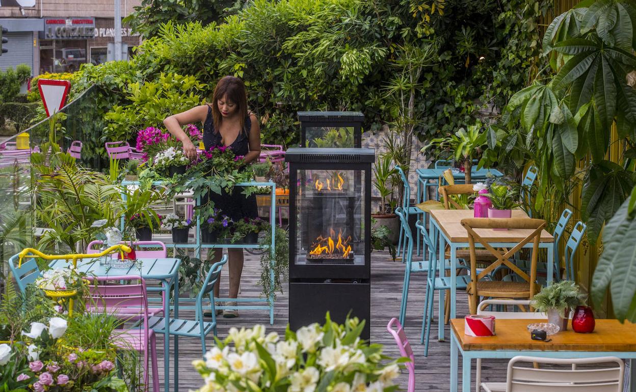 La empresaria Sami Fadili, en la terraza de La Bendita (Valdenoja), que abrirá mañana. 