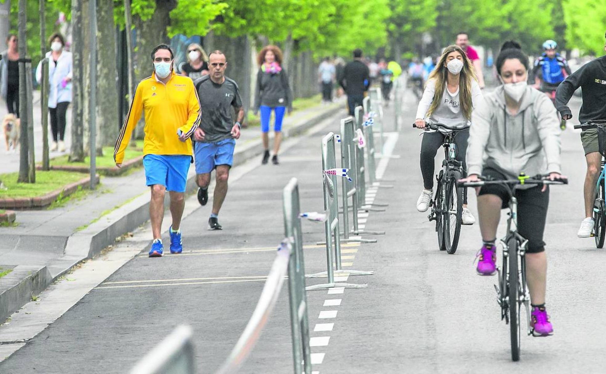 Los santanderinos aprovechan las franjas horarias de paseo para recorrer las calles. En Reina Victoria, el tráfico se restringe para ganar espacio.