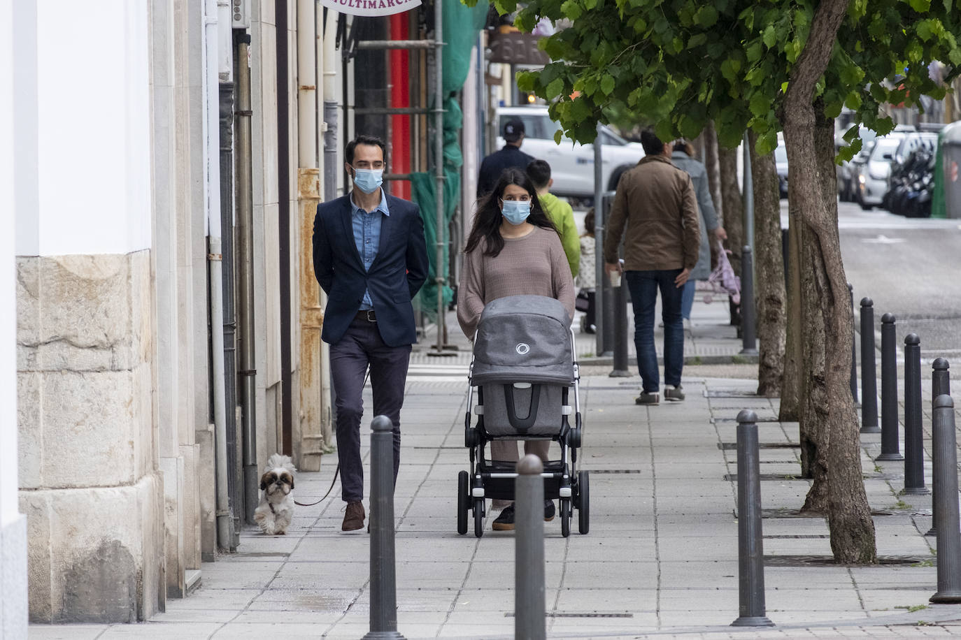 El día lluvioso ha retenido a más gente en la que ha sido la última jornada de la fase cero. Cantabria se prepara ya para entrar en un nuevo nivel de la 'desescalada' con mas comercio abiertos, algunos bares y menos restricciones de movimientos