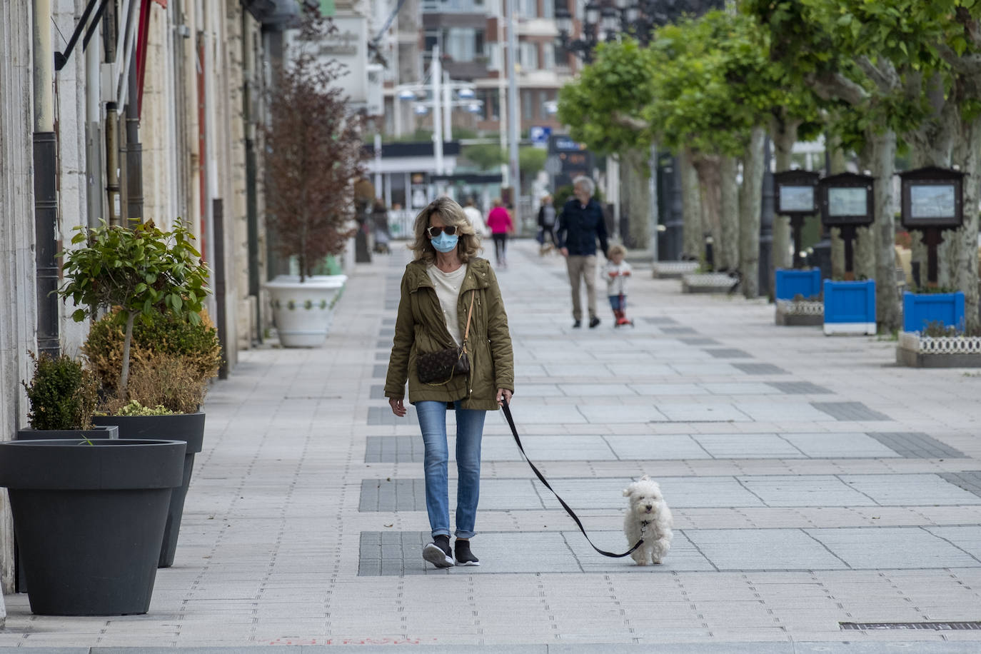 El día lluvioso ha retenido a más gente en la que ha sido la última jornada de la fase cero. Cantabria se prepara ya para entrar en un nuevo nivel de la 'desescalada' con mas comercio abiertos, algunos bares y menos restricciones de movimientos