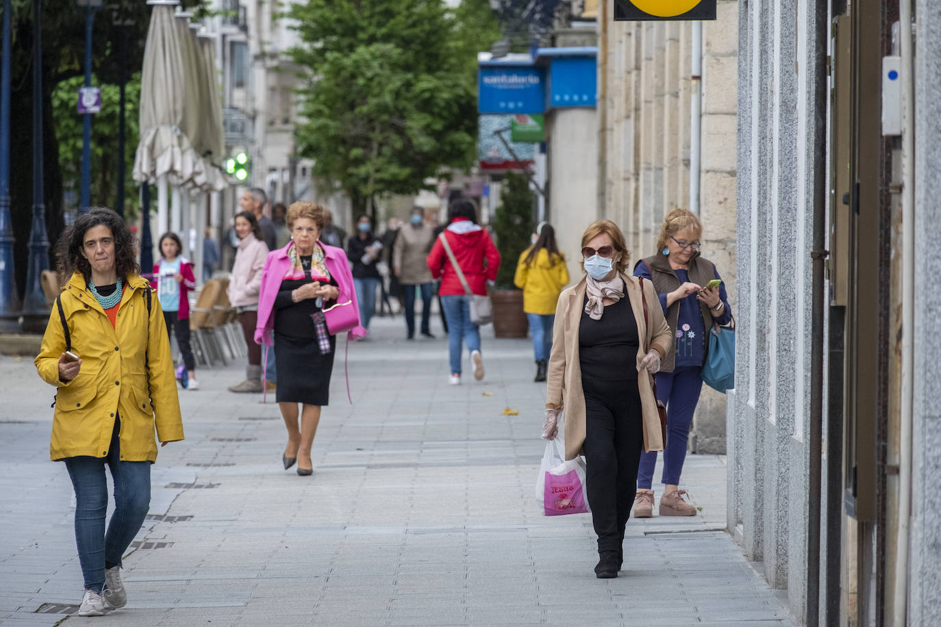 El día lluvioso ha retenido a más gente en la que ha sido la última jornada de la fase cero. Cantabria se prepara ya para entrar en un nuevo nivel de la 'desescalada' con mas comercio abiertos, algunos bares y menos restricciones de movimientos