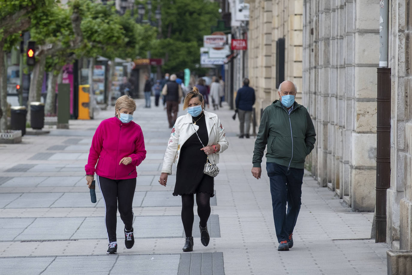 El día lluvioso ha retenido a más gente en la que ha sido la última jornada de la fase cero. Cantabria se prepara ya para entrar en un nuevo nivel de la 'desescalada' con mas comercio abiertos, algunos bares y menos restricciones de movimientos