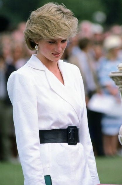 Lady Di, fiel al sastre blanco con cinturón negro. El binomio blanco y negro siempre funciona, y más si se combina en básicos atemporales como una americana y un cinturón XL.