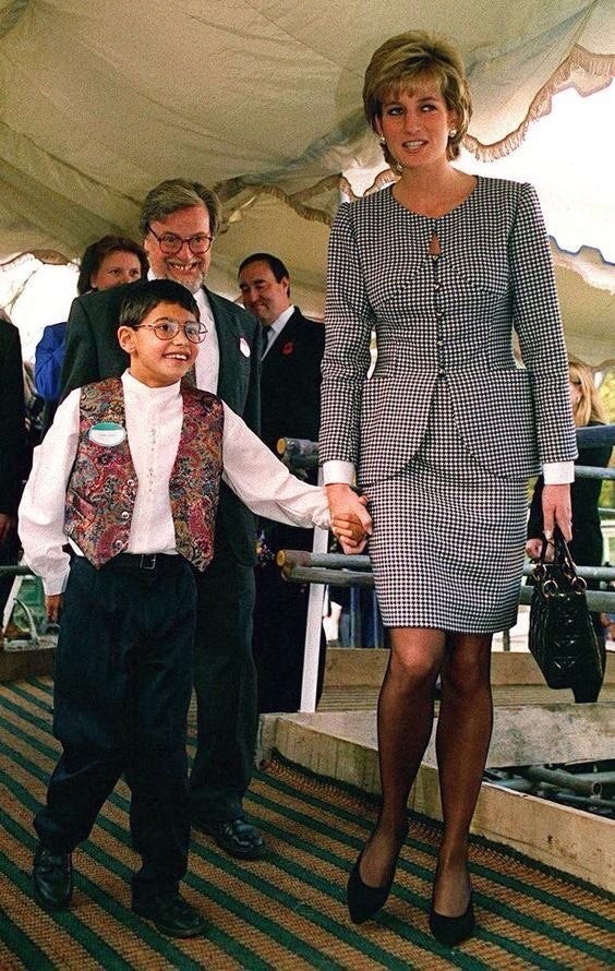 Dos piezas de pata de gallo. Las americanas entalladas con faldas tubo a juego fue el conjunto estrella de Diana de Gales durante su etapa de princesa. Tenía conjuntos sastre de todo tipo de colores y estampados, siendo los de color blanco y los de estampado de pata de gallo algunos de sus favoritos. Zara rescata el dos piezas que llevó durante una visita a Birmingham, uno de los más icónicos, para esta primavera. 