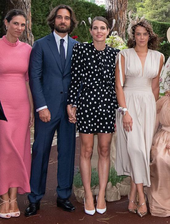 Carlota Casiraghi, lunares en versión 'mini'. Carlota Casiraghi es un icono de estilo en sí mismo y cada pieza que se pone se convierte en un reclamo. Tanto es así que Zara versionó el año pasado el vestido mini de lunares de Saint Laurent que llevó a la boda de su primo Louis Ducruet, hijo de Estefanía de Mónaco, y Marie Chevallier, y lo convirtió en un mono corto. Tal ha sido el éxito, que la firma gallega ha vuelto a revisitar este diseño en la nueva colección, esta vez con el corte de un vestido mini y con escote en ‘v’.