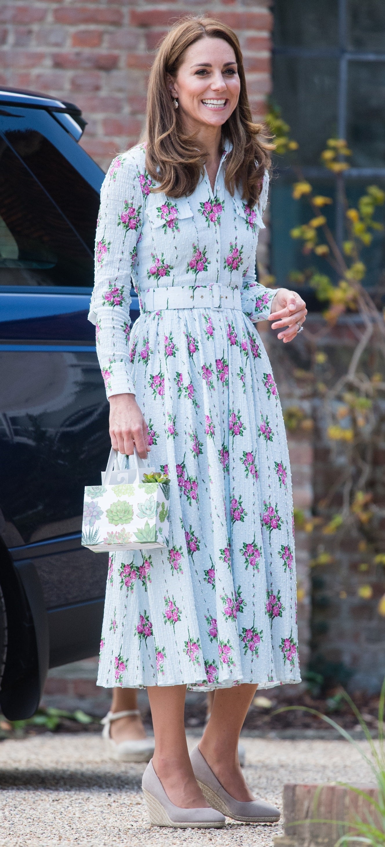 Los vestidos de flores de la duquesa de Cambridge. De la Familia Real monegasca pasamos a la Familia Real británica, con Catherine Middleton como el mayor referente de estilo dentro de los Windsor. La duquesa de Cambridge es un ejemplo de saber estar y sus looks, que tienden a ser clásicos, son el reflejo de la corrección que Isabel II espera de una futura heredera. Los vestidos camiseros que enmarcan su cintura son una de sus siluetas preferidas, y los estampados de flores, los más abundantes en su vestidor. Este diseño de Emilia Wickstead lo llevó en 2019 para asistir al festivla 'Back to Nature'. En versión romántica, Zara ha lanzado su propia reinterpretación en primaverales tonos pastel. 