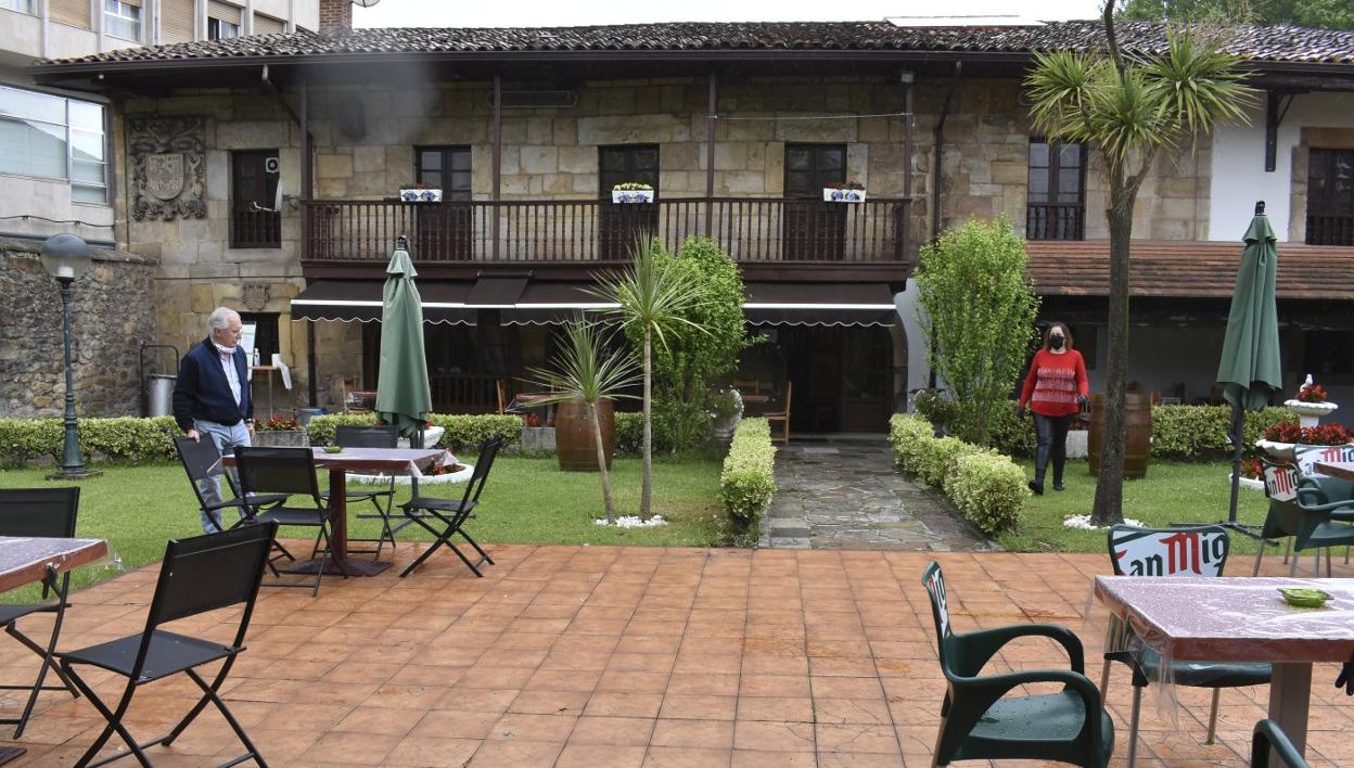Preparativos en la terraza del Casino Buelna, en Los Corrales. 