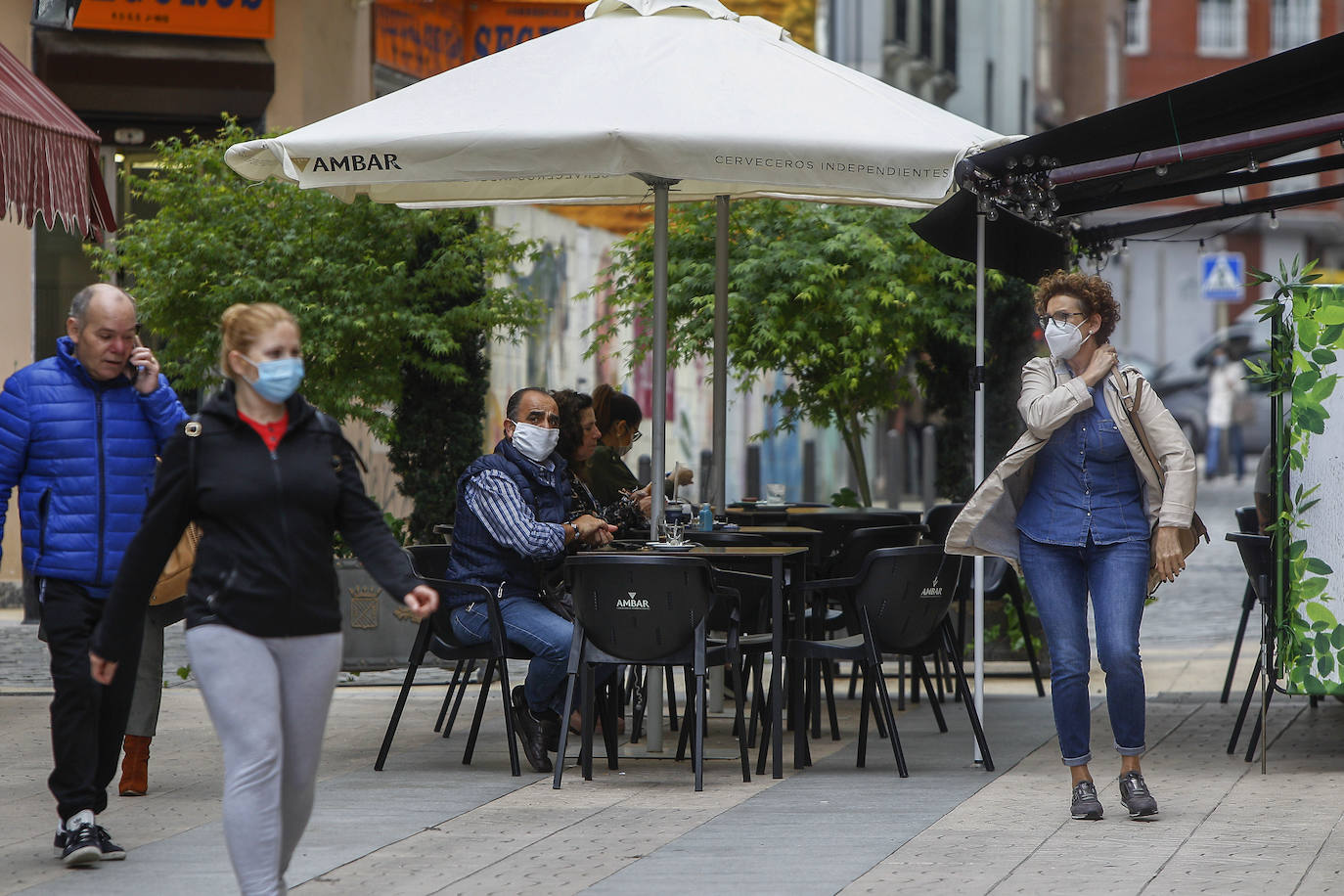 El comercio de Torrelavega ha iniciado este lunes la fase 1 de la desescalada retomando la actividad «con ilusión, buen ambiente y una actitud muy profesional», en especial en las calles peatonales del centro