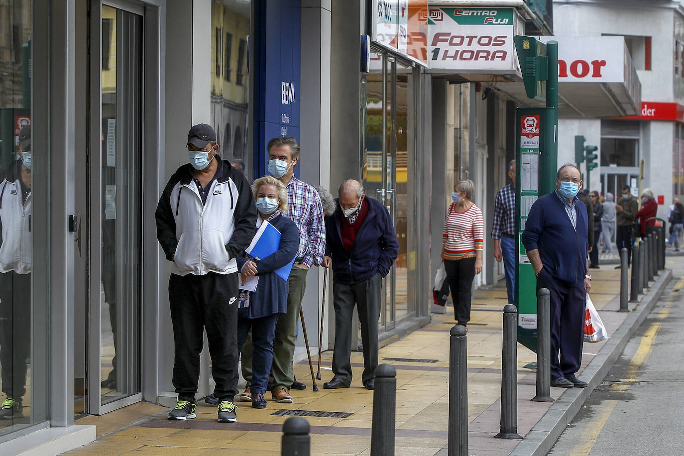 El comercio de Torrelavega ha iniciado este lunes la fase 1 de la desescalada retomando la actividad «con ilusión, buen ambiente y una actitud muy profesional», en especial en las calles peatonales del centro