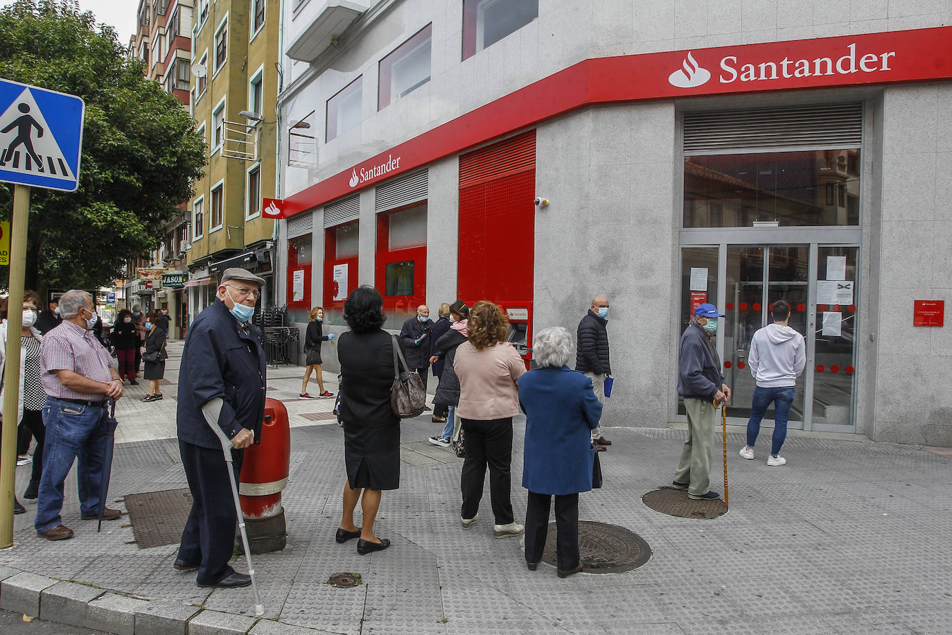 El comercio de Torrelavega ha iniciado este lunes la fase 1 de la desescalada retomando la actividad «con ilusión, buen ambiente y una actitud muy profesional», en especial en las calles peatonales del centro