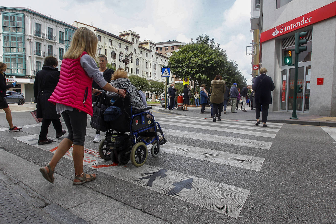 El comercio de Torrelavega ha iniciado este lunes la fase 1 de la desescalada retomando la actividad «con ilusión, buen ambiente y una actitud muy profesional», en especial en las calles peatonales del centro