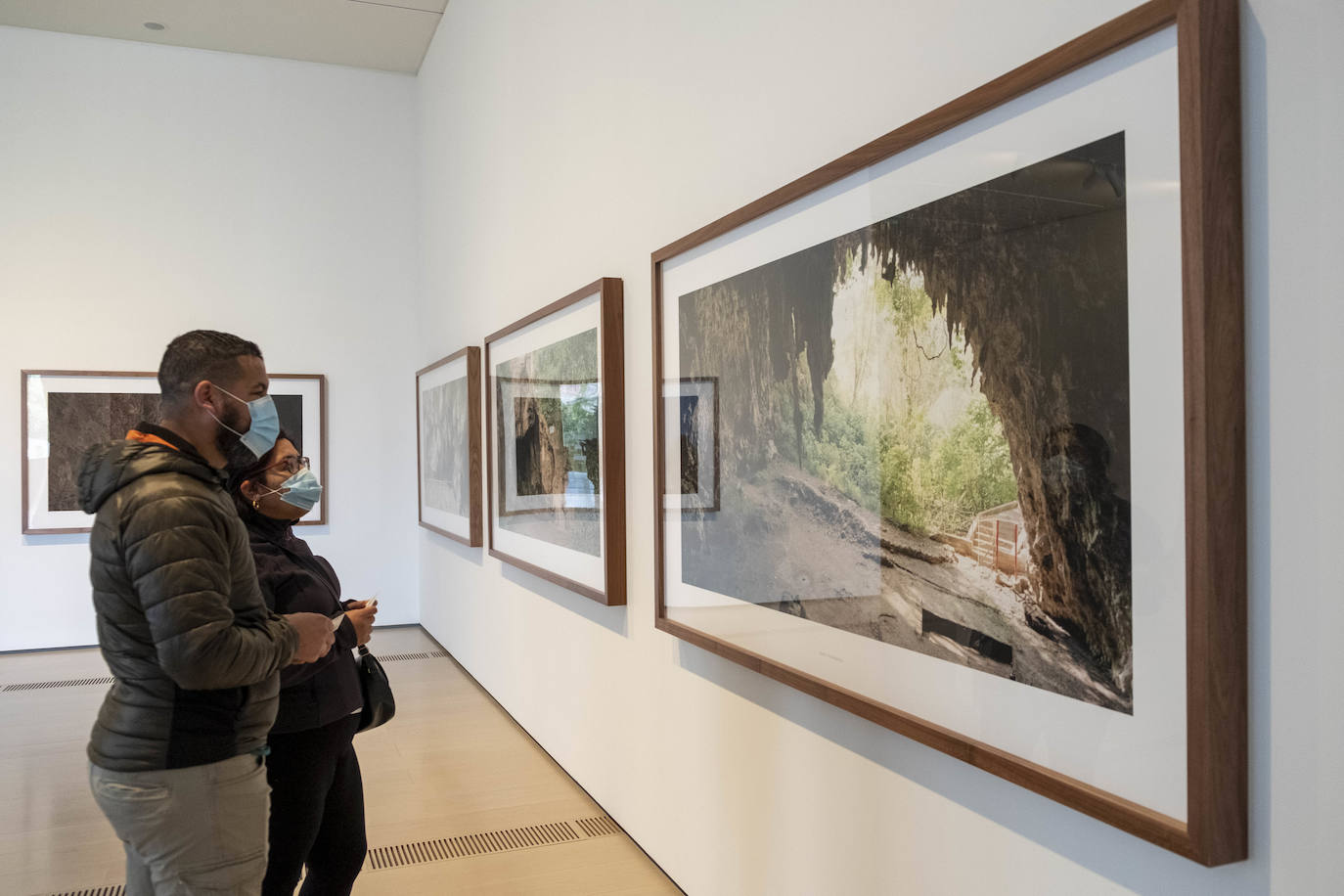 El espacio ha abierto sus puertas al público, con las mismas exposiciones que han permanecido confinadas en sus salas desde hace dos meses y las medidas necesarias para que el visitante viva su reencuentro con el arte tranquilo y sin miedo.