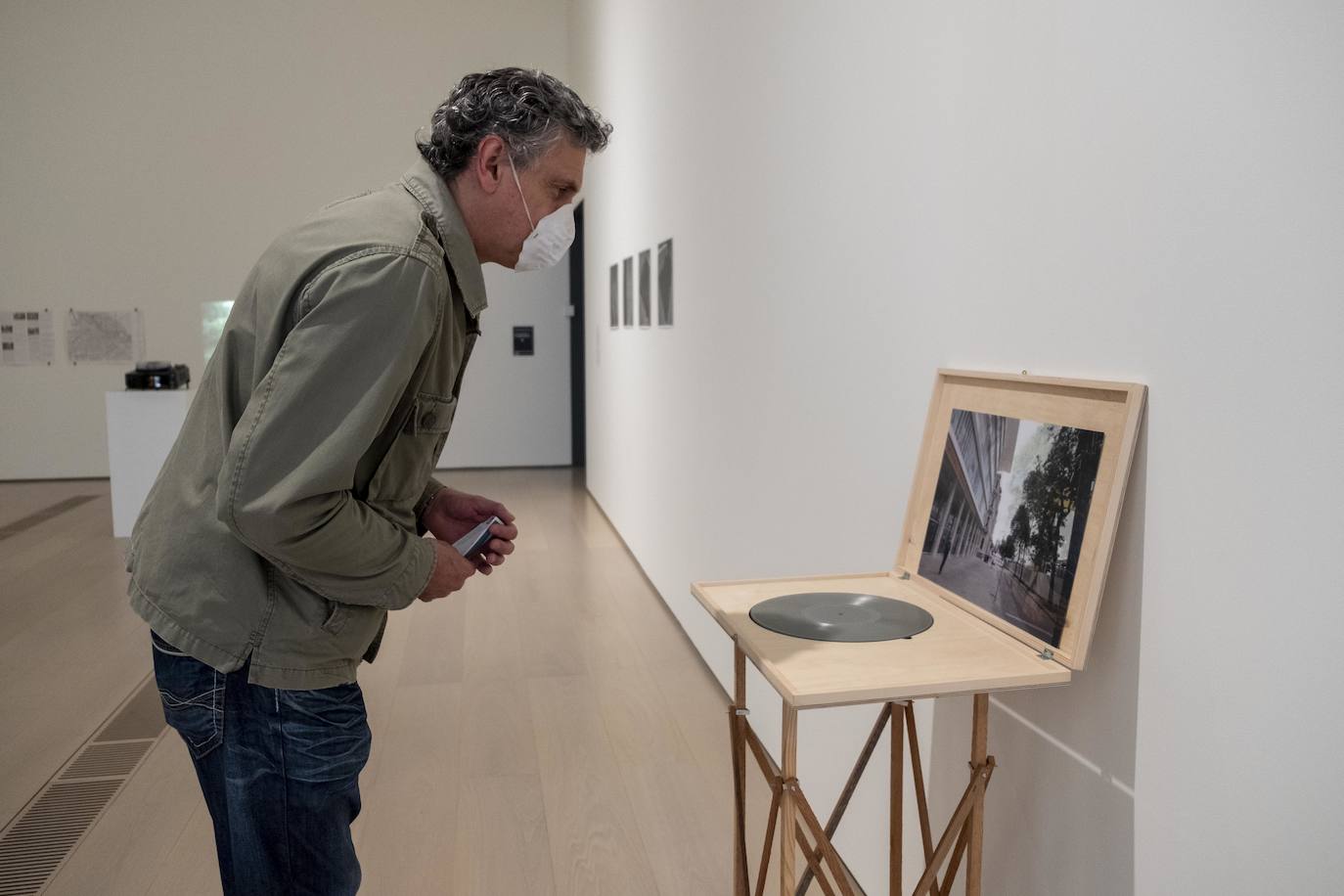 El espacio ha abierto sus puertas al público, con las mismas exposiciones que han permanecido confinadas en sus salas desde hace dos meses y las medidas necesarias para que el visitante viva su reencuentro con el arte tranquilo y sin miedo.