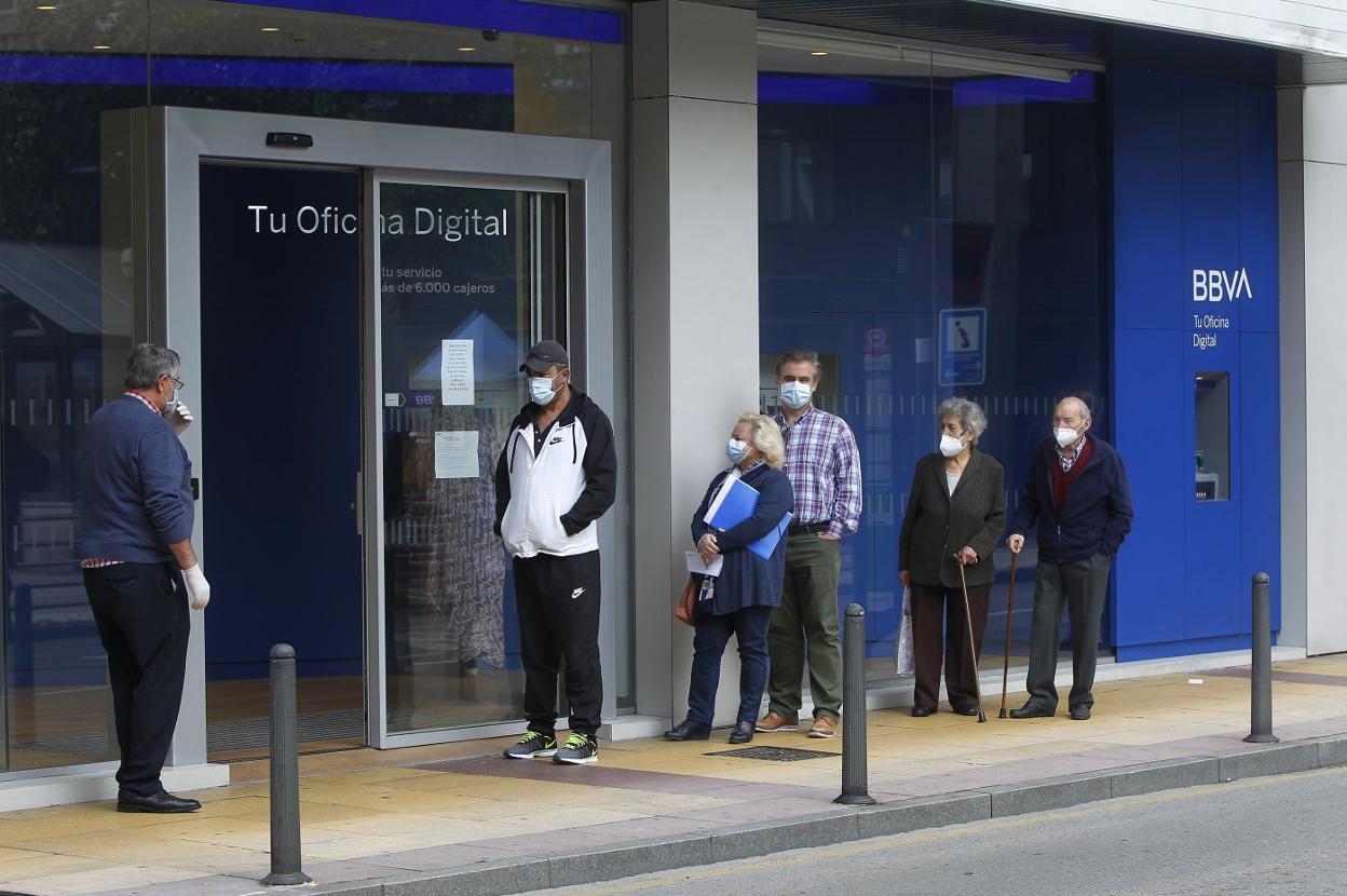 Clientes esperando en una oficina del BBVA en Torrelavega. luis palomeque