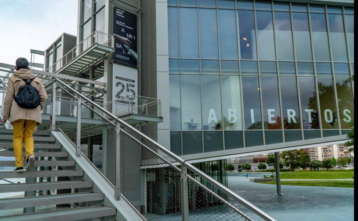 Un visitante accede al Centro Botín de Santander que reabrió sus puertas este martes día 12.