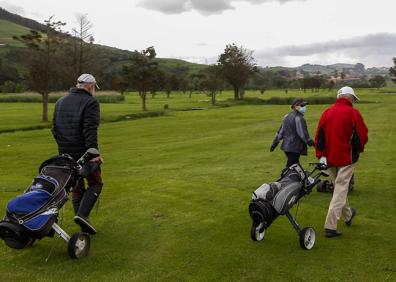 Imagen secundaria 1 - Los golfistas mantuvieron la distancia de seguridad, usaron los materiales y productos necesarios para evitar el contagio y disfrutaron de juego