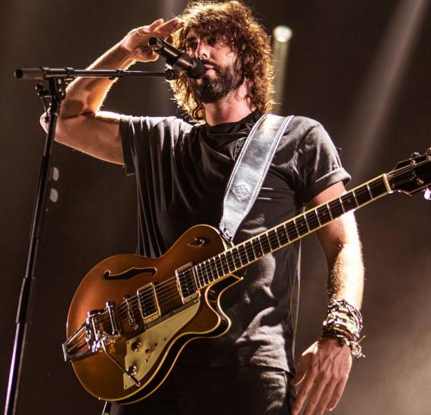 Mikel Izal, durante un concierto con su banda.