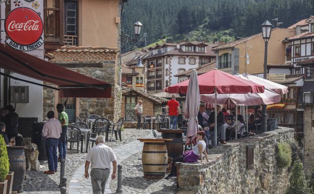 Así estaban alguna terrazas de Potes este lunes a la hora del aperitivo.
