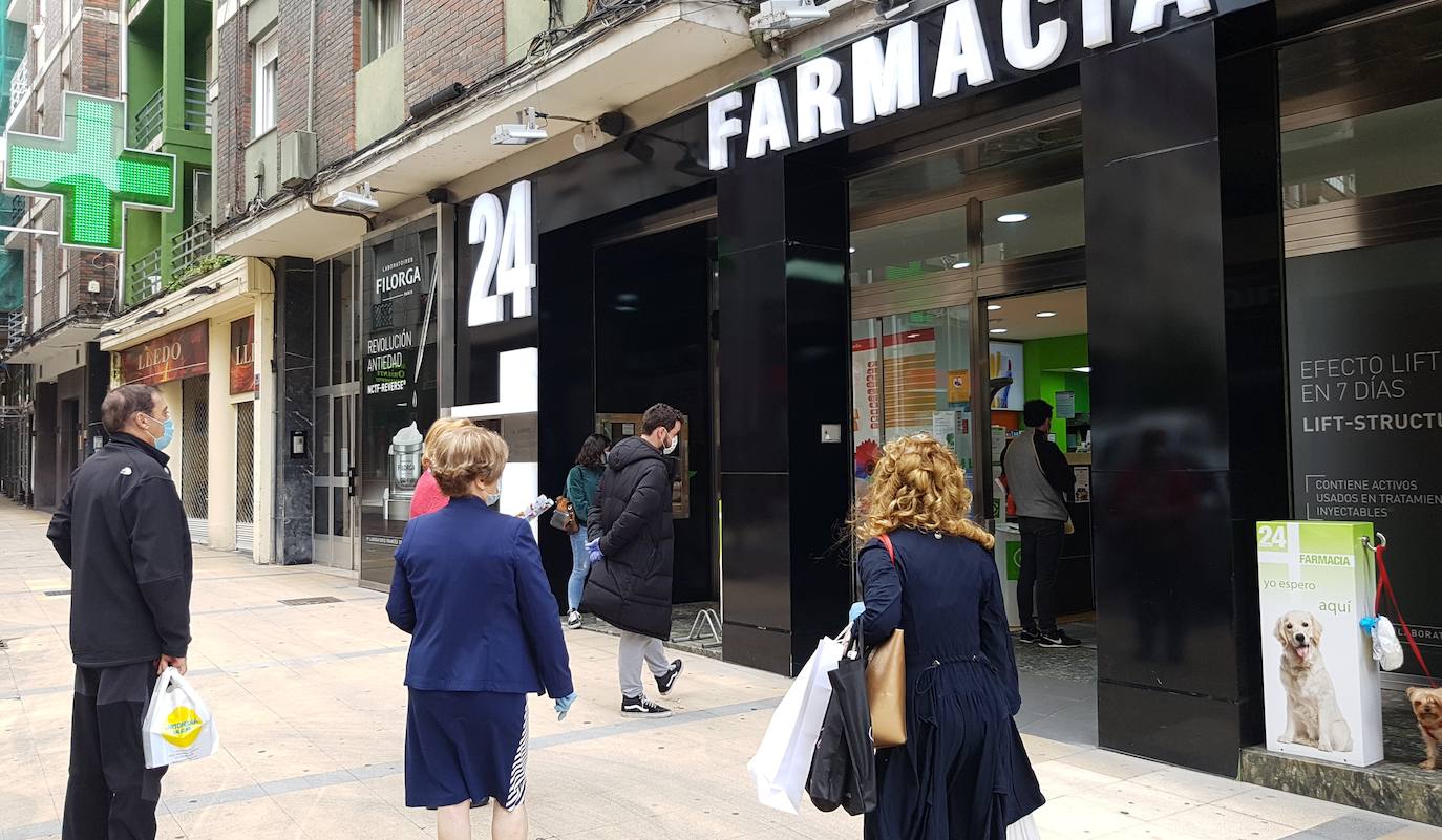 8.000 torrelaveguenses acuden a las farmacias en el primer día de reparto de las mascarillas