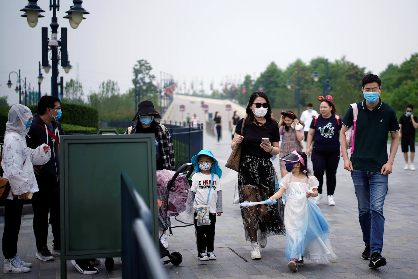 Disneyland Shanghái se ha convertido en el primer parque temático del mundo en retomar su actividad después del parón provocado por la crisis del coronavirus. La reapertura marcará las pautas en el resto de sus instalaciones en Estados Unidos, Francia y Asia, y se ha llevado a cabo con medidas de seguridad para evitar las aglomeraciones y contagios: aforo al 30% de su totalidad, bandas amarillas en los accesos para mantener la distancia mínima interpersonal, uso obligatorio de mascarilla y tomas de temperatura para clientes y empleados.