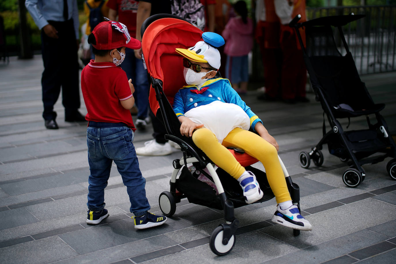 Disneyland Shanghái se ha convertido en el primer parque temático del mundo en retomar su actividad después del parón provocado por la crisis del coronavirus. La reapertura marcará las pautas en el resto de sus instalaciones en Estados Unidos, Francia y Asia, y se ha llevado a cabo con medidas de seguridad para evitar las aglomeraciones y contagios: aforo al 30% de su totalidad, bandas amarillas en los accesos para mantener la distancia mínima interpersonal, uso obligatorio de mascarilla y tomas de temperatura para clientes y empleados.