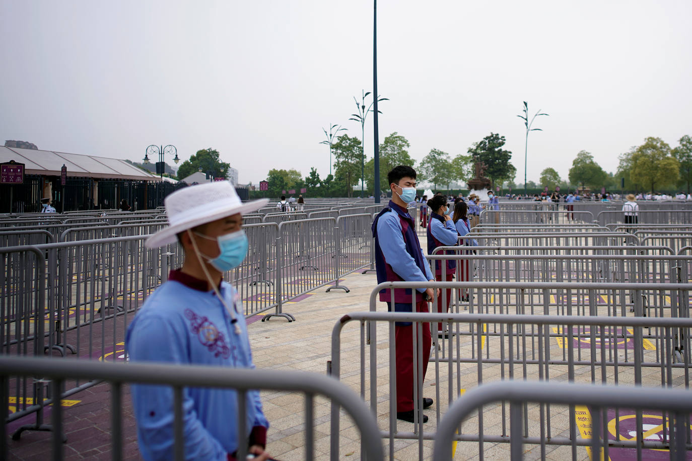 Disneyland Shanghái se ha convertido en el primer parque temático del mundo en retomar su actividad después del parón provocado por la crisis del coronavirus. La reapertura marcará las pautas en el resto de sus instalaciones en Estados Unidos, Francia y Asia, y se ha llevado a cabo con medidas de seguridad para evitar las aglomeraciones y contagios: aforo al 30% de su totalidad, bandas amarillas en los accesos para mantener la distancia mínima interpersonal, uso obligatorio de mascarilla y tomas de temperatura para clientes y empleados.