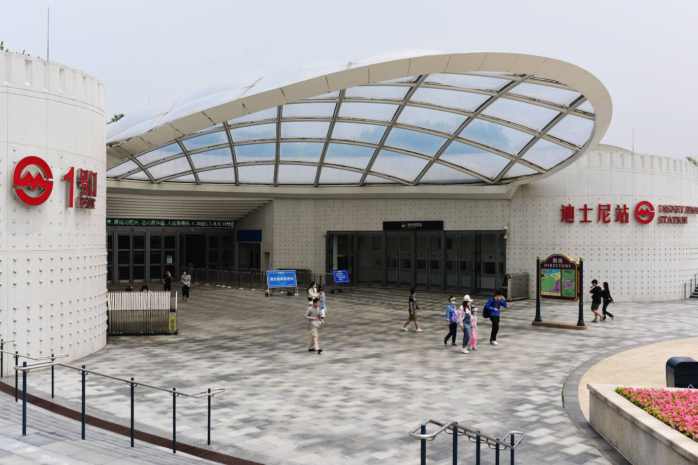 Disneyland Shanghái se ha convertido en el primer parque temático del mundo en retomar su actividad después del parón provocado por la crisis del coronavirus. La reapertura marcará las pautas en el resto de sus instalaciones en Estados Unidos, Francia y Asia, y se ha llevado a cabo con medidas de seguridad para evitar las aglomeraciones y contagios: aforo al 30% de su totalidad, bandas amarillas en los accesos para mantener la distancia mínima interpersonal, uso obligatorio de mascarilla y tomas de temperatura para clientes y empleados.