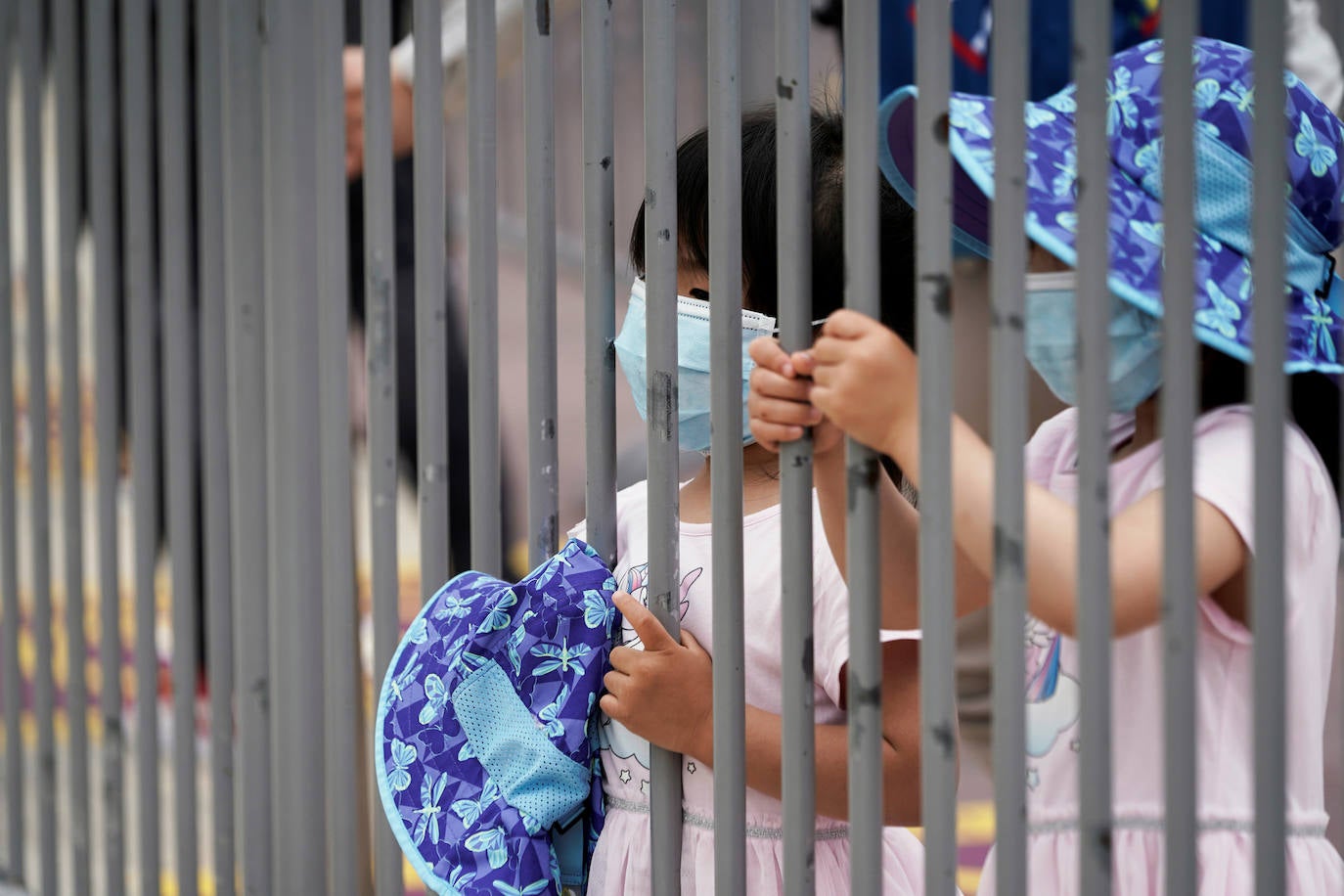 Disneyland Shanghái se ha convertido en el primer parque temático del mundo en retomar su actividad después del parón provocado por la crisis del coronavirus. La reapertura marcará las pautas en el resto de sus instalaciones en Estados Unidos, Francia y Asia, y se ha llevado a cabo con medidas de seguridad para evitar las aglomeraciones y contagios: aforo al 30% de su totalidad, bandas amarillas en los accesos para mantener la distancia mínima interpersonal, uso obligatorio de mascarilla y tomas de temperatura para clientes y empleados.