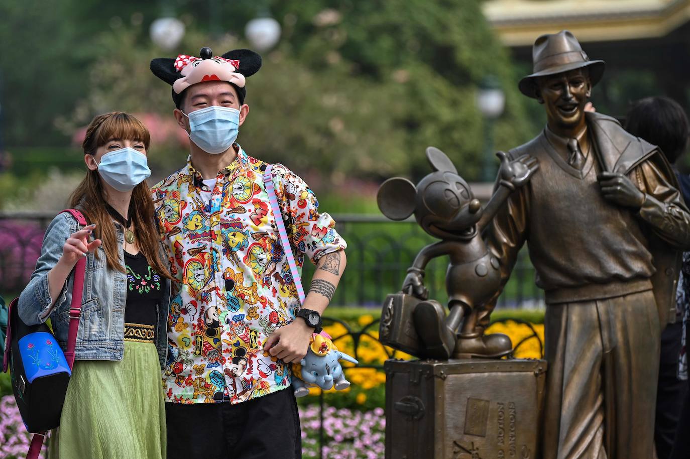 Disneyland Shanghái se ha convertido en el primer parque temático del mundo en retomar su actividad después del parón provocado por la crisis del coronavirus. La reapertura marcará las pautas en el resto de sus instalaciones en Estados Unidos, Francia y Asia, y se ha llevado a cabo con medidas de seguridad para evitar las aglomeraciones y contagios: aforo al 30% de su totalidad, bandas amarillas en los accesos para mantener la distancia mínima interpersonal, uso obligatorio de mascarilla y tomas de temperatura para clientes y empleados.