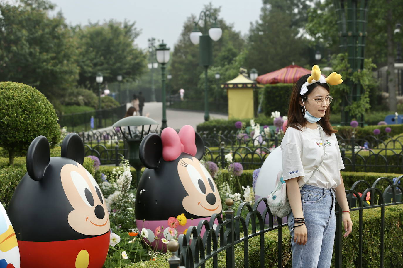 Disneyland Shanghái se ha convertido en el primer parque temático del mundo en retomar su actividad después del parón provocado por la crisis del coronavirus. La reapertura marcará las pautas en el resto de sus instalaciones en Estados Unidos, Francia y Asia, y se ha llevado a cabo con medidas de seguridad para evitar las aglomeraciones y contagios: aforo al 30% de su totalidad, bandas amarillas en los accesos para mantener la distancia mínima interpersonal, uso obligatorio de mascarilla y tomas de temperatura para clientes y empleados.