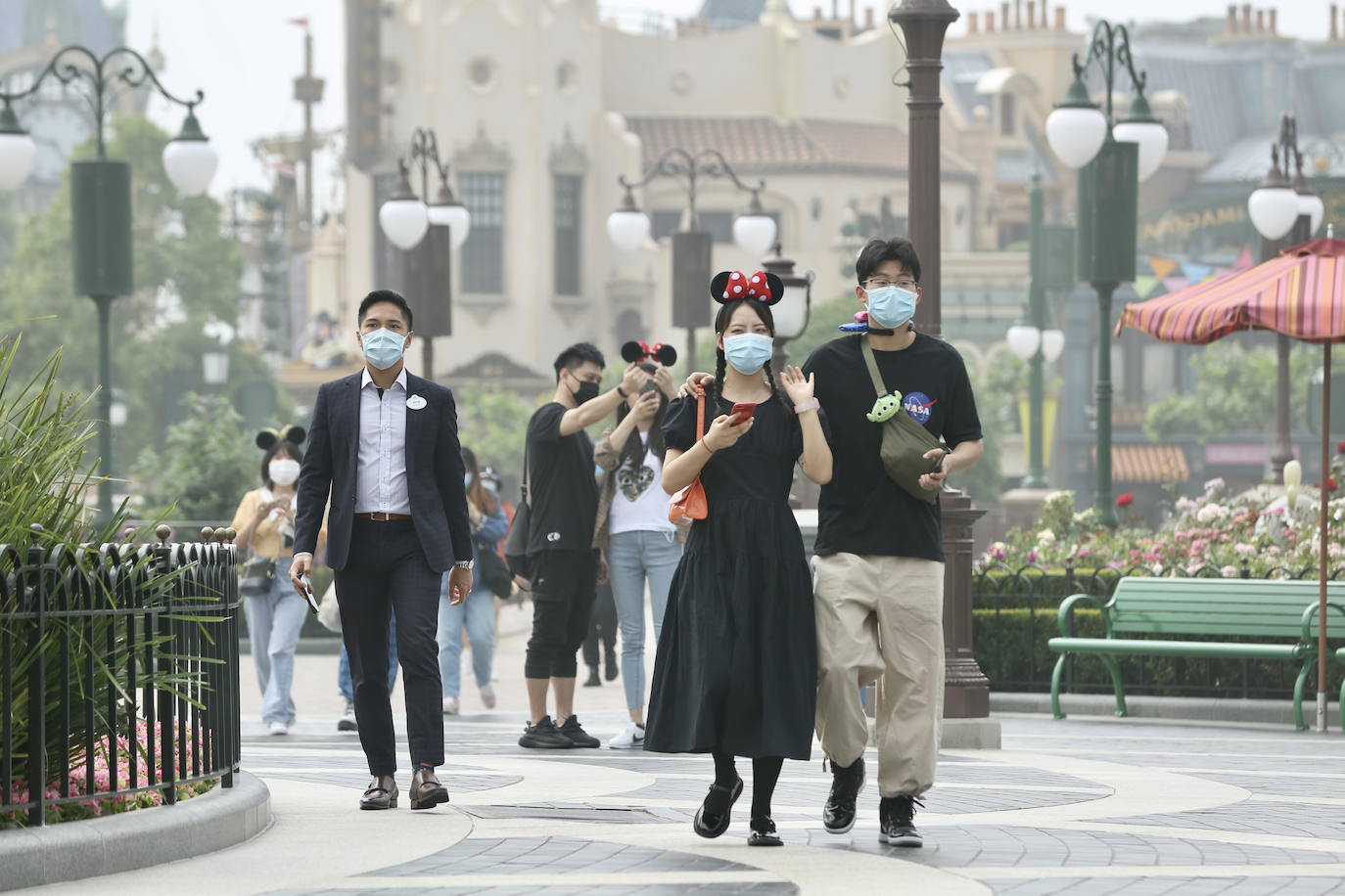 Disneyland Shanghái se ha convertido en el primer parque temático del mundo en retomar su actividad después del parón provocado por la crisis del coronavirus. La reapertura marcará las pautas en el resto de sus instalaciones en Estados Unidos, Francia y Asia, y se ha llevado a cabo con medidas de seguridad para evitar las aglomeraciones y contagios: aforo al 30% de su totalidad, bandas amarillas en los accesos para mantener la distancia mínima interpersonal, uso obligatorio de mascarilla y tomas de temperatura para clientes y empleados.