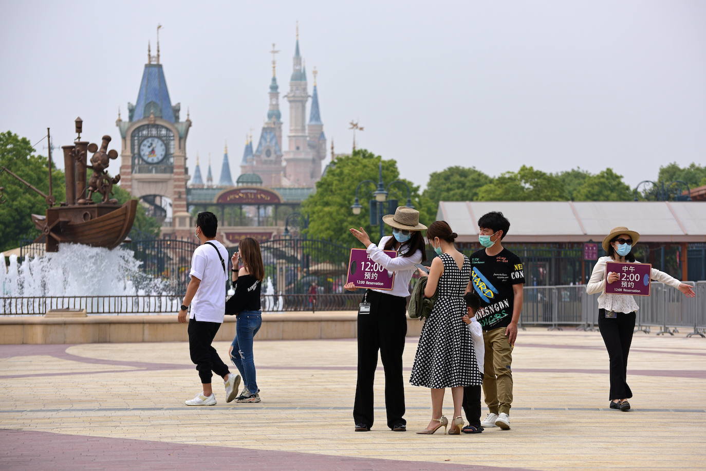 Disneyland Shanghái se ha convertido en el primer parque temático del mundo en retomar su actividad después del parón provocado por la crisis del coronavirus. La reapertura marcará las pautas en el resto de sus instalaciones en Estados Unidos, Francia y Asia, y se ha llevado a cabo con medidas de seguridad para evitar las aglomeraciones y contagios: aforo al 30% de su totalidad, bandas amarillas en los accesos para mantener la distancia mínima interpersonal, uso obligatorio de mascarilla y tomas de temperatura para clientes y empleados.