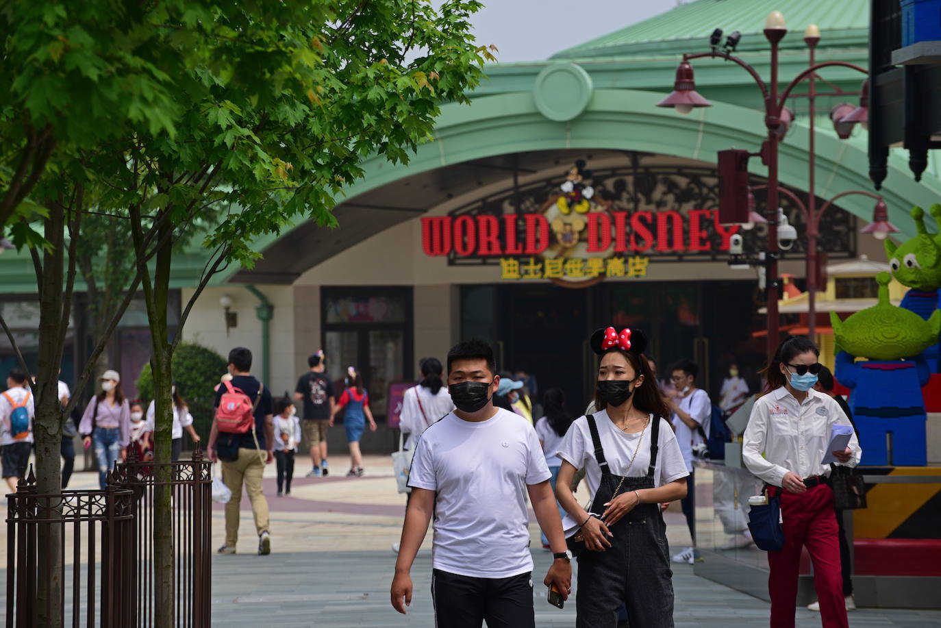 Disneyland Shanghái se ha convertido en el primer parque temático del mundo en retomar su actividad después del parón provocado por la crisis del coronavirus. La reapertura marcará las pautas en el resto de sus instalaciones en Estados Unidos, Francia y Asia, y se ha llevado a cabo con medidas de seguridad para evitar las aglomeraciones y contagios: aforo al 30% de su totalidad, bandas amarillas en los accesos para mantener la distancia mínima interpersonal, uso obligatorio de mascarilla y tomas de temperatura para clientes y empleados.