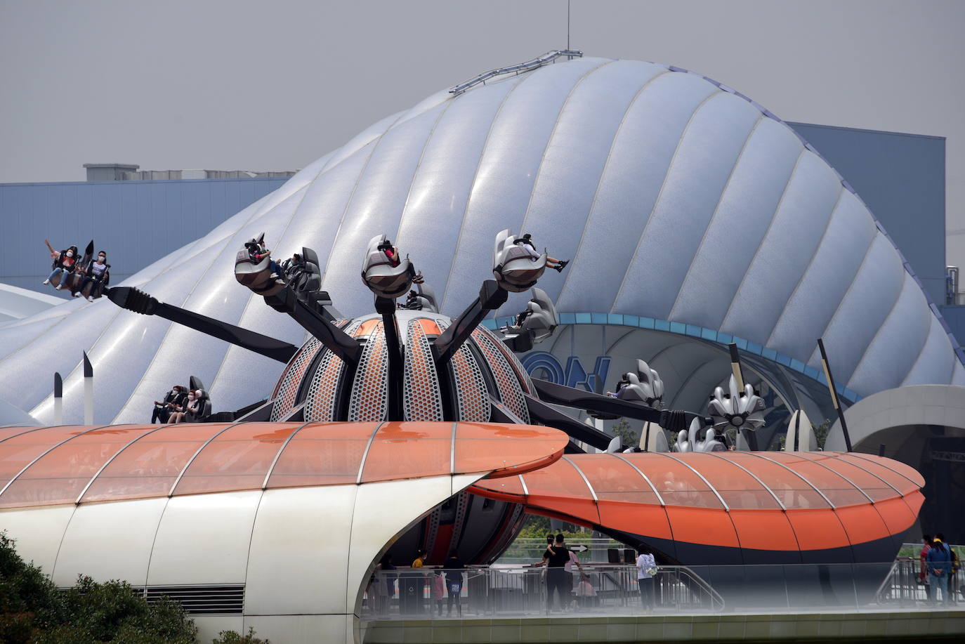 Disneyland Shanghái se ha convertido en el primer parque temático del mundo en retomar su actividad después del parón provocado por la crisis del coronavirus. La reapertura marcará las pautas en el resto de sus instalaciones en Estados Unidos, Francia y Asia, y se ha llevado a cabo con medidas de seguridad para evitar las aglomeraciones y contagios: aforo al 30% de su totalidad, bandas amarillas en los accesos para mantener la distancia mínima interpersonal, uso obligatorio de mascarilla y tomas de temperatura para clientes y empleados.