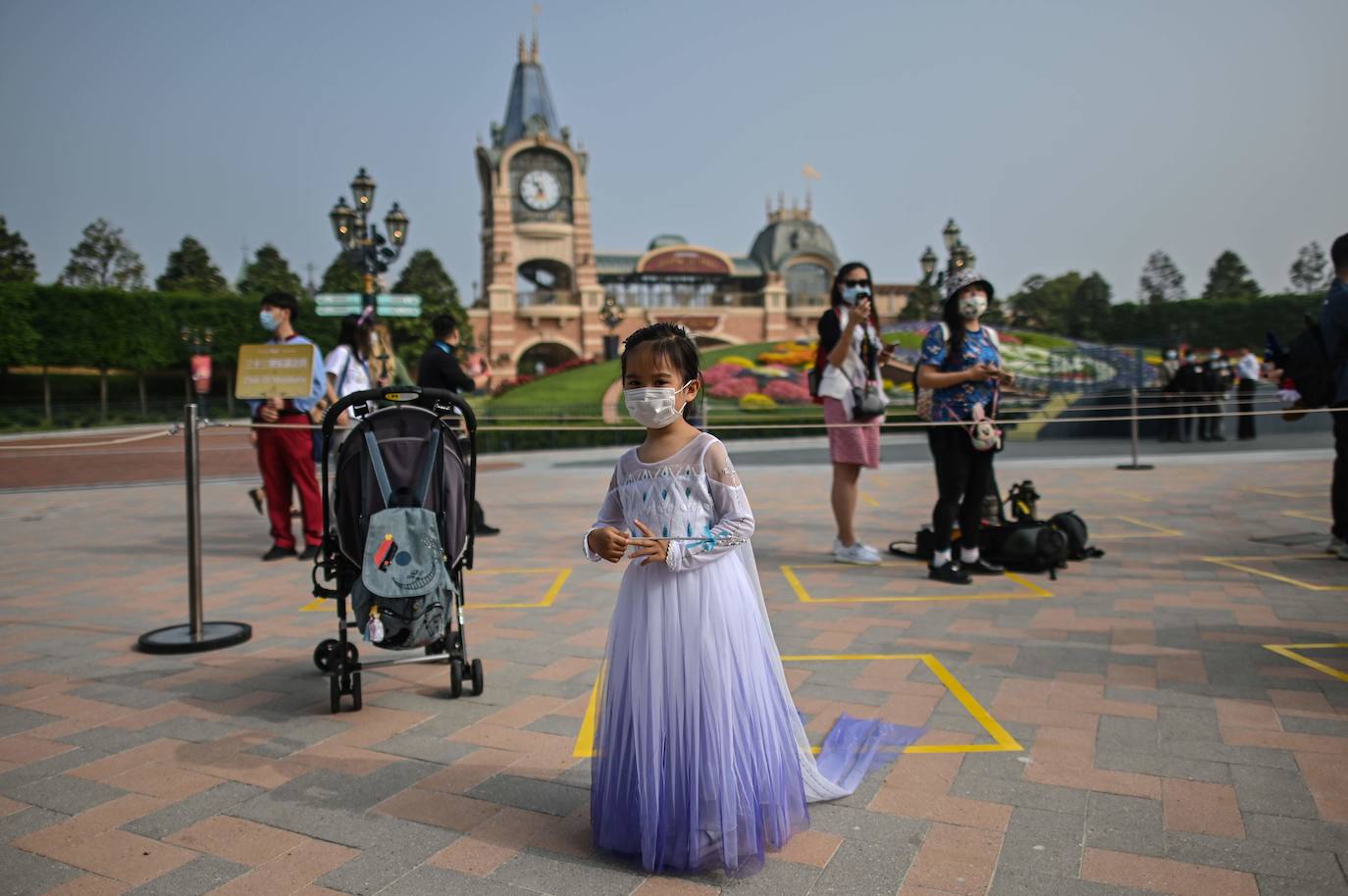 Disneyland Shanghái se ha convertido en el primer parque temático del mundo en retomar su actividad después del parón provocado por la crisis del coronavirus. La reapertura marcará las pautas en el resto de sus instalaciones en Estados Unidos, Francia y Asia, y se ha llevado a cabo con medidas de seguridad para evitar las aglomeraciones y contagios: aforo al 30% de su totalidad, bandas amarillas en los accesos para mantener la distancia mínima interpersonal, uso obligatorio de mascarilla y tomas de temperatura para clientes y empleados.