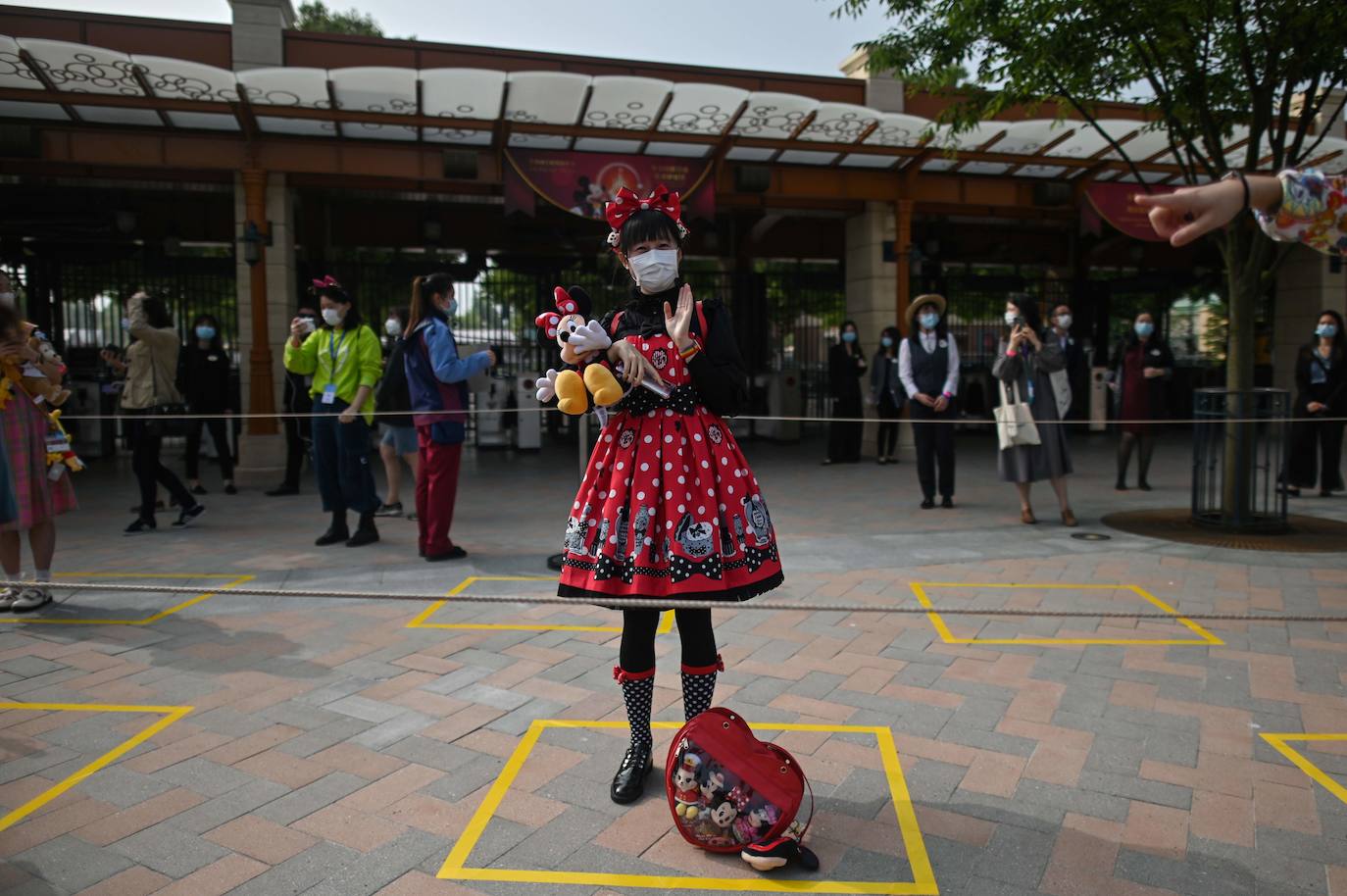 Disneyland Shanghái se ha convertido en el primer parque temático del mundo en retomar su actividad después del parón provocado por la crisis del coronavirus. La reapertura marcará las pautas en el resto de sus instalaciones en Estados Unidos, Francia y Asia, y se ha llevado a cabo con medidas de seguridad para evitar las aglomeraciones y contagios: aforo al 30% de su totalidad, bandas amarillas en los accesos para mantener la distancia mínima interpersonal, uso obligatorio de mascarilla y tomas de temperatura para clientes y empleados.