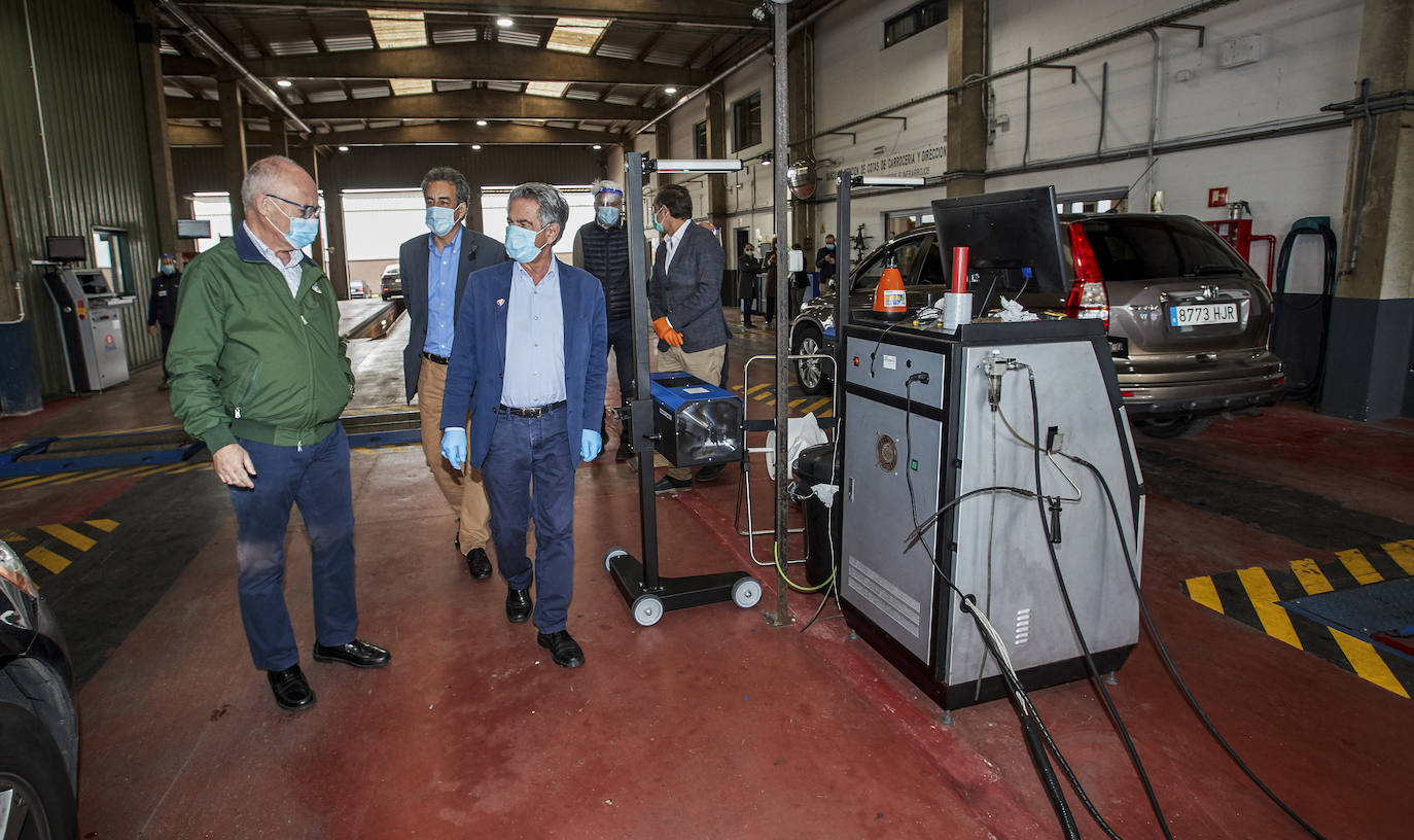 El jefe del Ejecutivo, Miguel Ángel Revilla, visitó ayer la estación ITV de Maliaño, que ya ha retomado la actividad junto con las otras siete estaciones que hay en la región