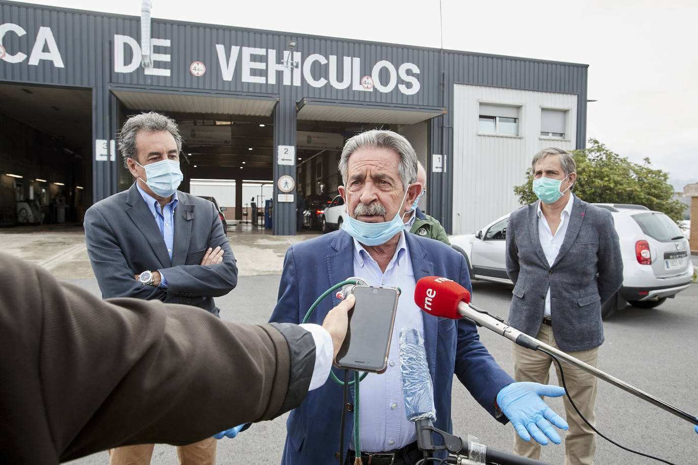 El jefe del Ejecutivo, Miguel Ángel Revilla, visitó ayer la estación ITV de Maliaño, que ya ha retomado la actividad junto con las otras siete estaciones que hay en la región