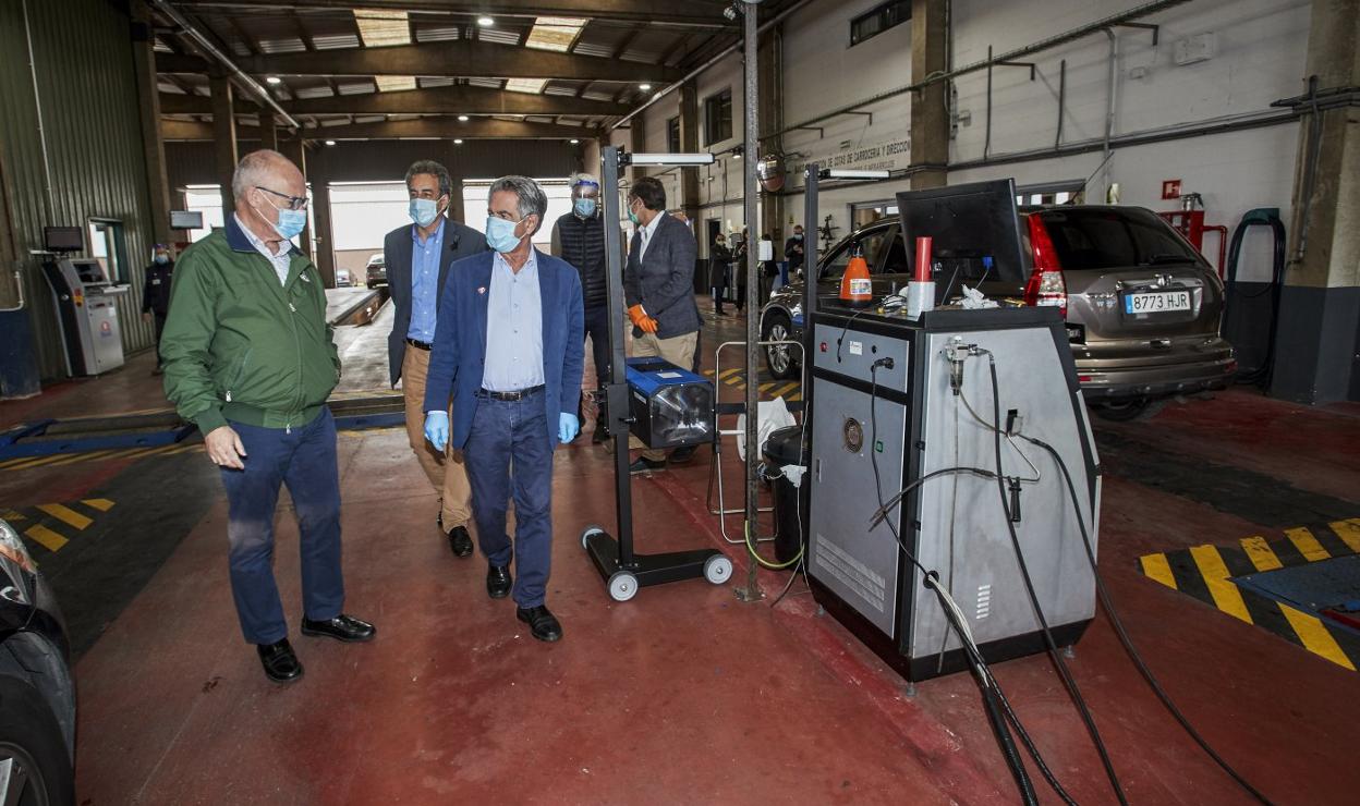 César de la Puente, director territorial de Itevelesa, muestra la estación de ITV en Raos a Miguel Ángel Revilla y a Francisco Martín.