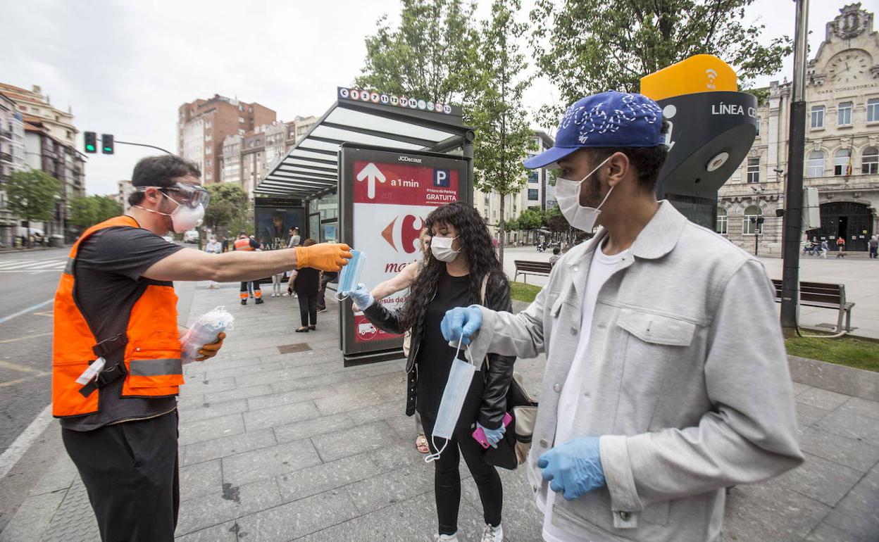 Reparto de mascarillas en Santander, hace una semana, a usuarios del transporte público.